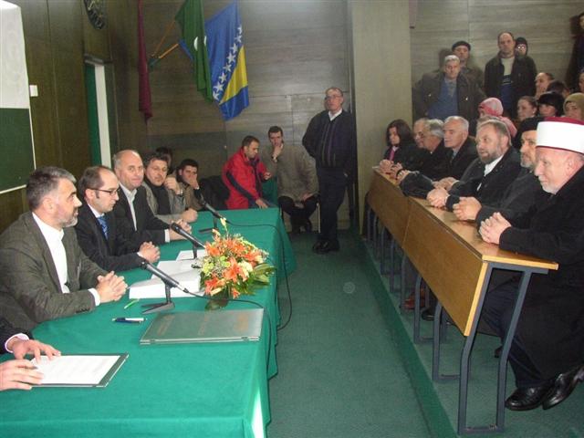 Sa_dodjele_stipendija_u_GHB_medresi,20.11.07.[1] (Small)